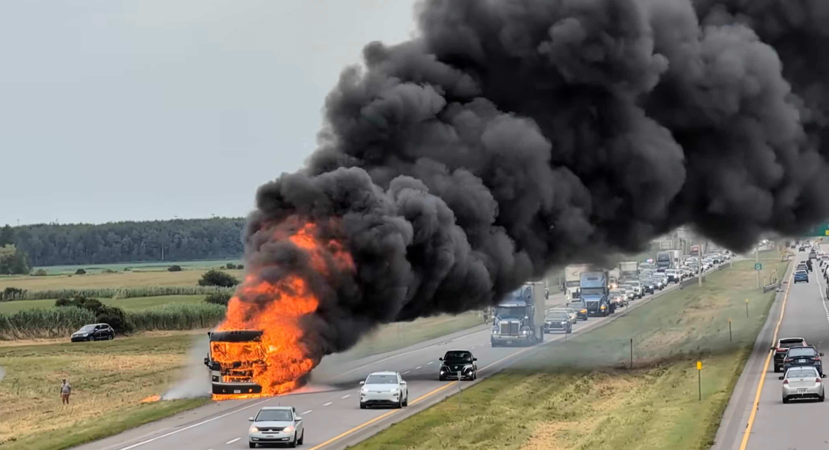 [EN IMAGES] Deux véhicules provoquent un brasier sur l’autoroute 20