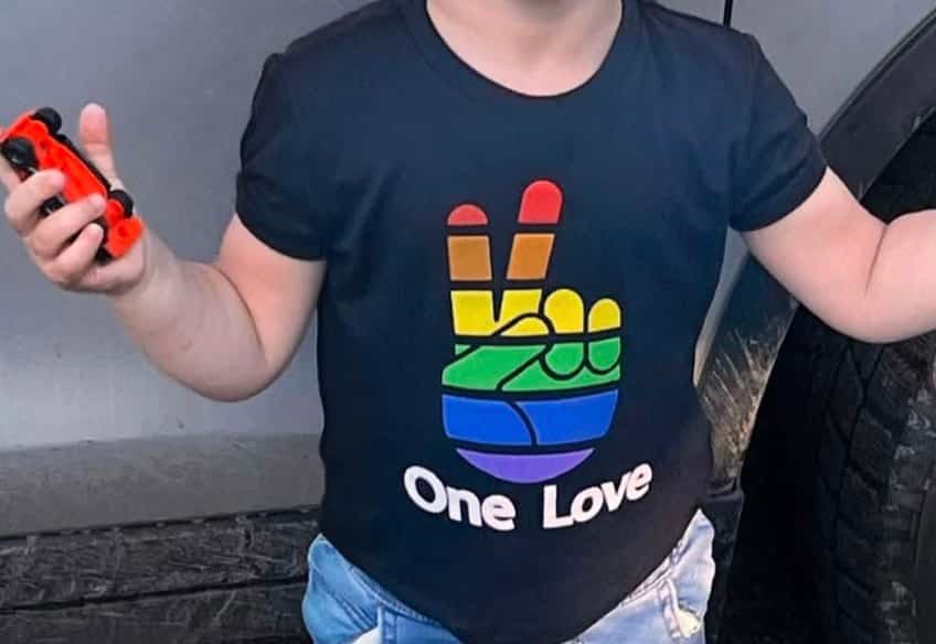 Une Québécoise partage une photo de son petit-fils avec un chandail de la fierté et reçoit des centaines de commentaires haineux