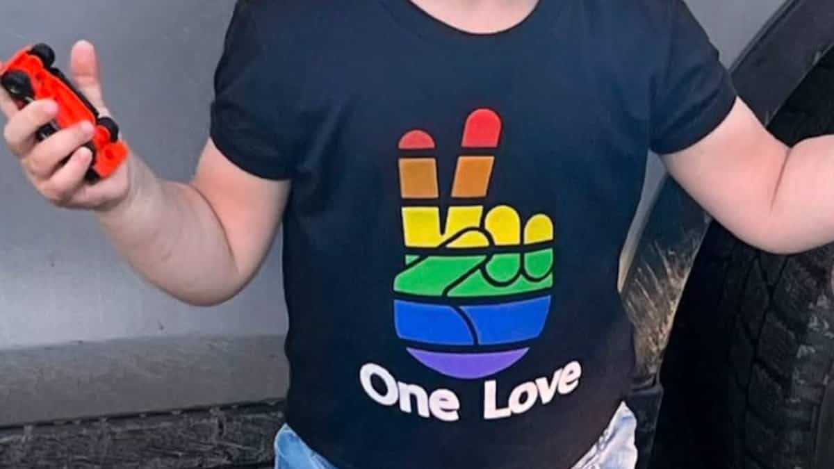 Une Québécoise partage une photo de son petit-fils avec un chandail de la fierté et reçoit des centaines de commentaires haineux