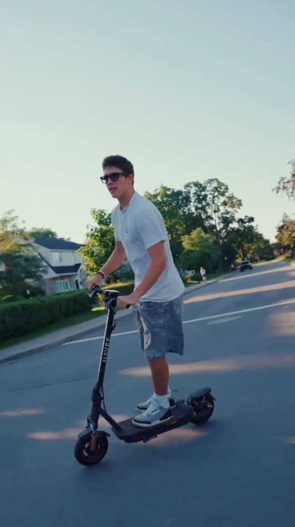 [VIDÉO] Le fils de Justin Trudeau filmé en train d’enfreindre la loi sur sa trottinette électrique à Montréal