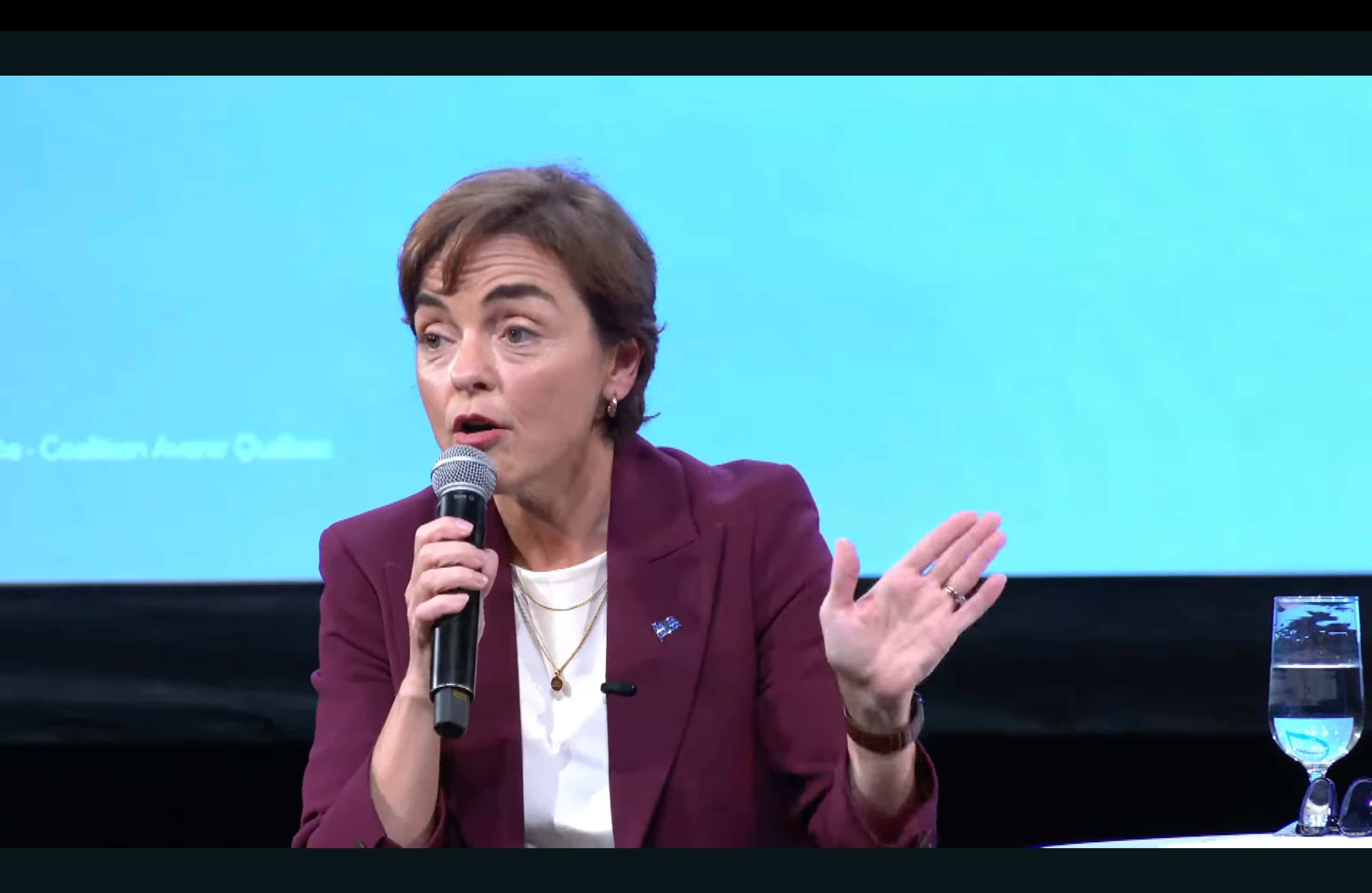 C’est pas ça, un «town hall meeting»!