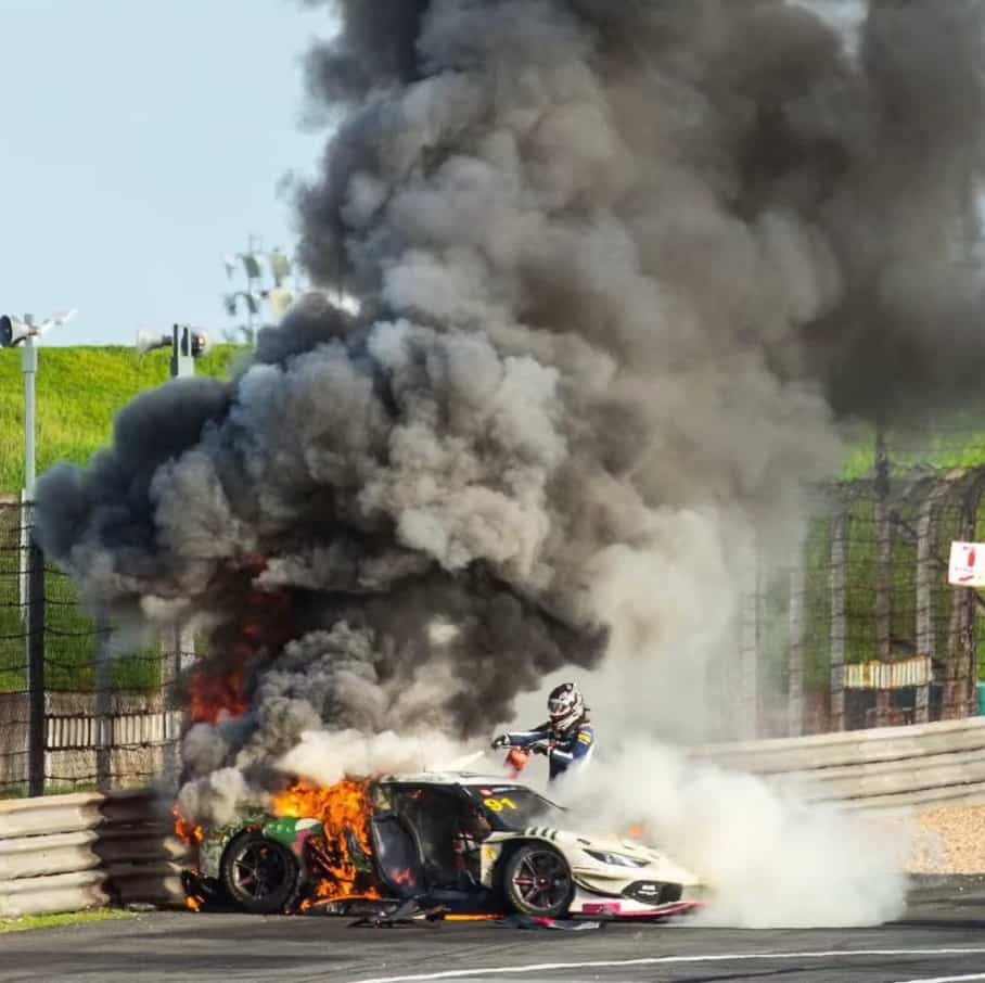 Un pilote sauve la vie d’un rival en le tirant des flammes