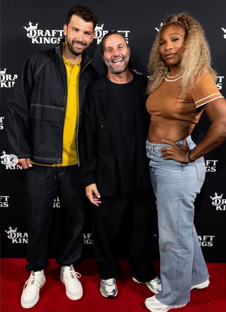 Grigor Dimitrov et Serena Williams posent avec l'entrepreneur David Grutman, durant une fête qui a été organisée par ce dernier et par le site de paris sportifs Draft Kings, pendant la semaine avant l'US Open.
