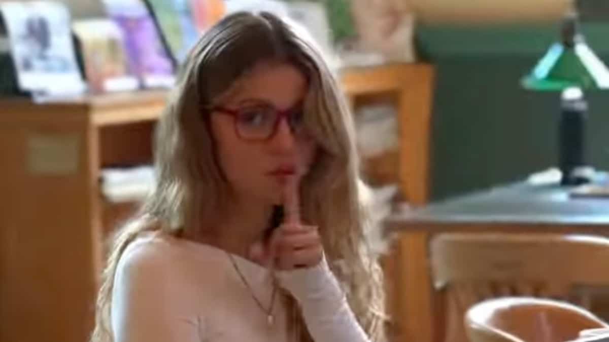 Shhhhhh! Noémie Dufresne est sexy à la bibliothèque