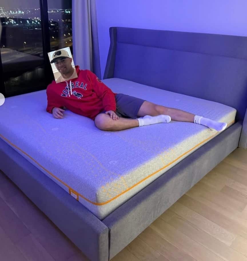 Sur son compte Instagram, Jayen Struble a repris la publication devenue virale de Jakub Dobes, l’an dernier, en collant une photo de son visage à la place de celui du gardien.