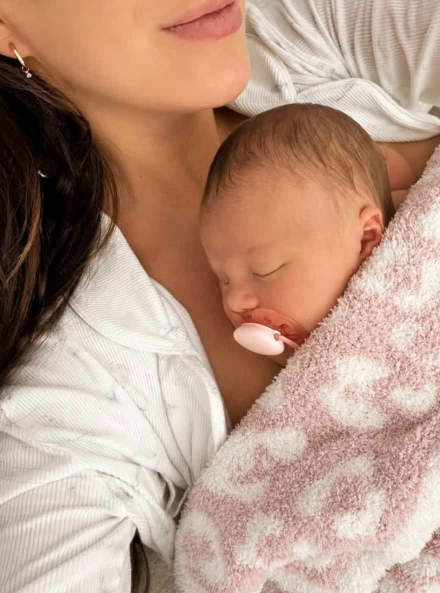 La petite Margot Montembeault dans les bras de sa maman, Daryanne.