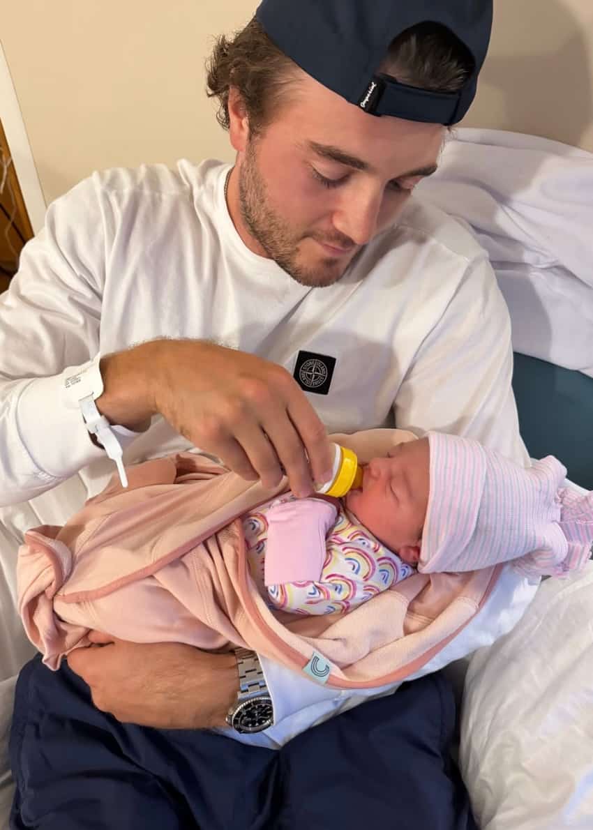 La petite Veronika Dobson est pour sa part née le 31 juillet. On la voit ici dans les bras de son papa, Noah.