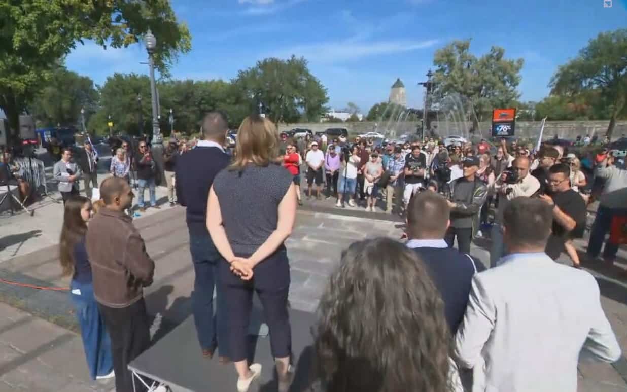Le chef du Parti conservateur du Québec, Éric Duhaime, a participé à une manifestation contre le projet de tramway à Québec, le samedi 12 septembre 2026.