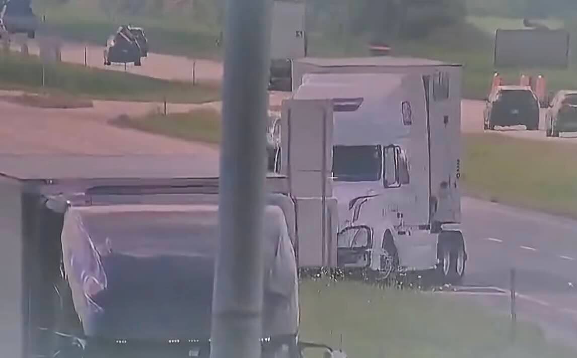 Un conducteur de poids lourd circule à reculons sur l'autoroute 20