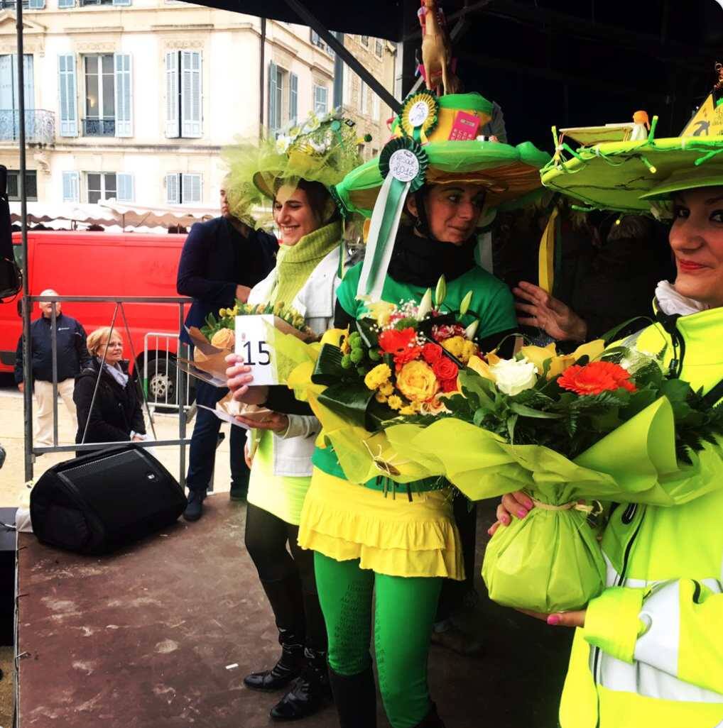 Jeunes femmes célibataires et tire 4 choses étonnantes à savoir sur la fête de la Sainte