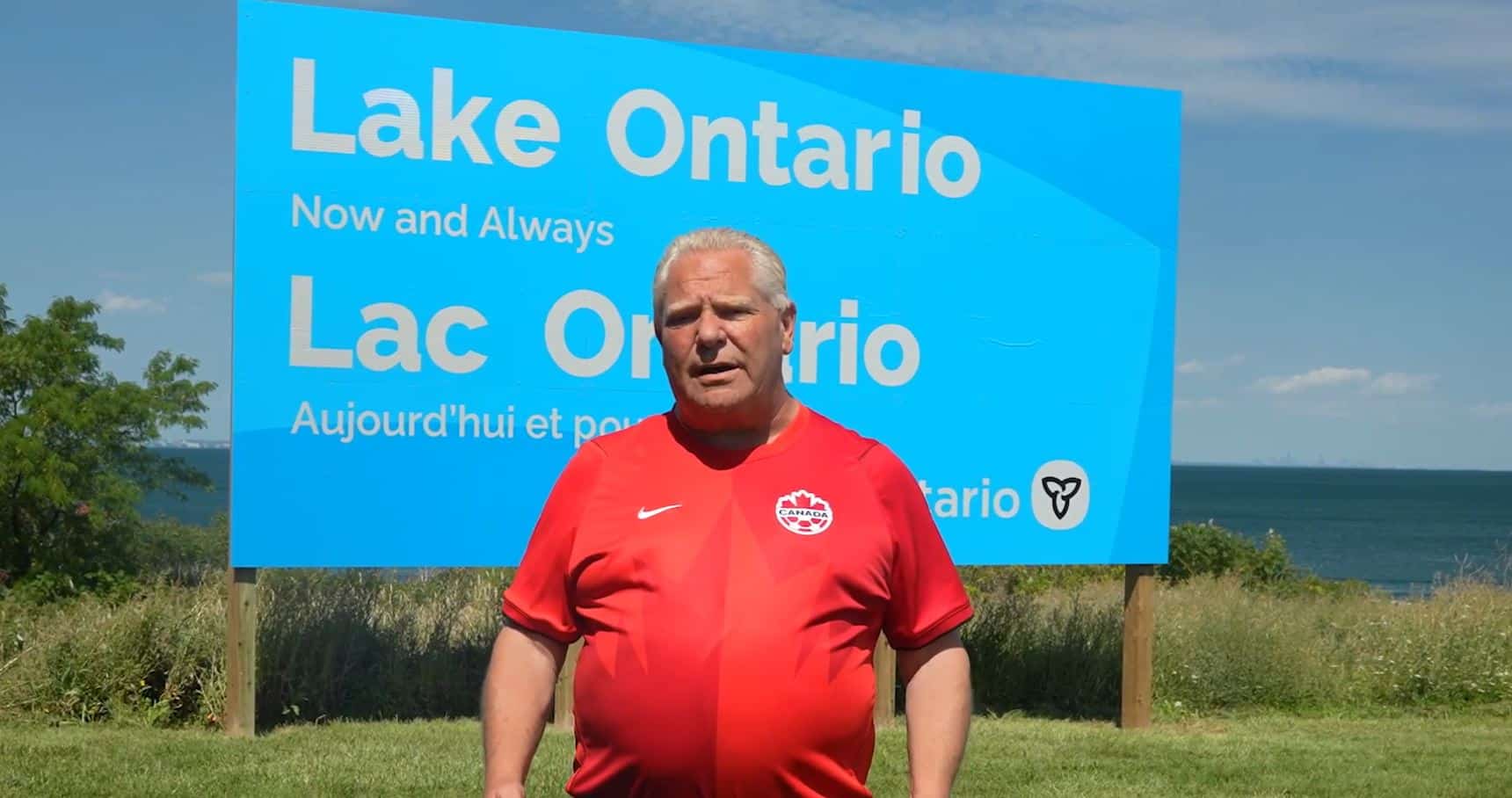 «Aujourd'hui et pour toujours»: Doug Ford appose une affiche géante sur les rives du lac Ontario