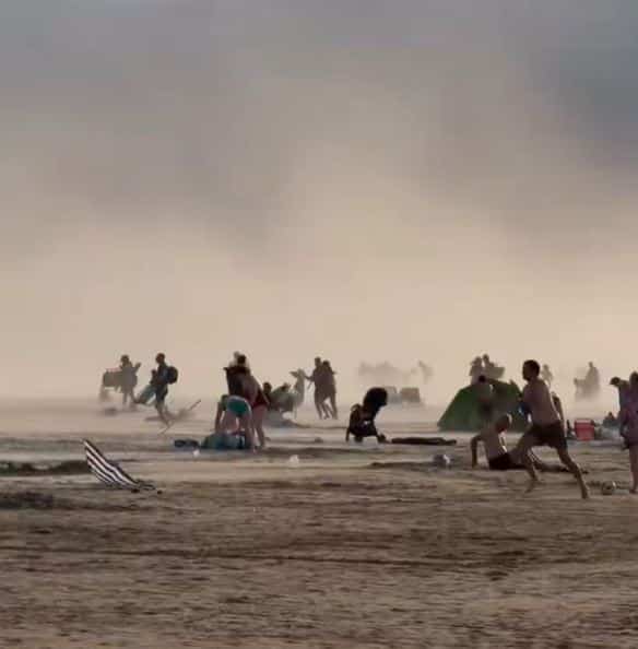 A sudden weather phenomenon sows panic and causes a sudden loss of 12 degrees on a French beach