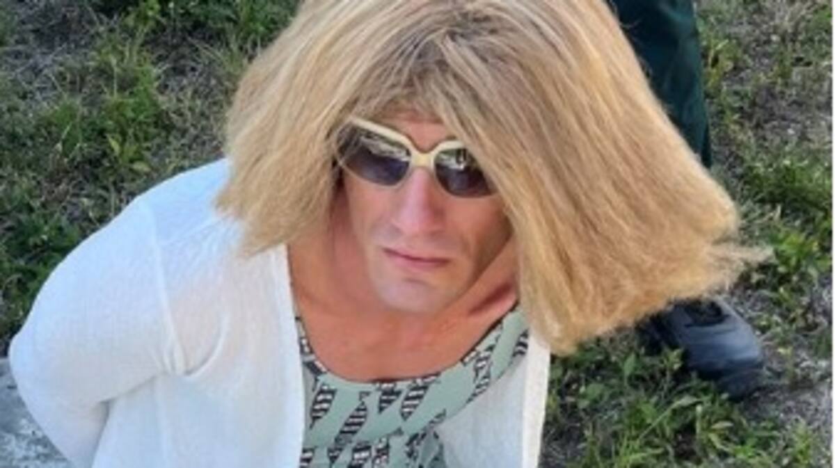 Il vole un bateau et se déguise en femme pour échapper aux policiers