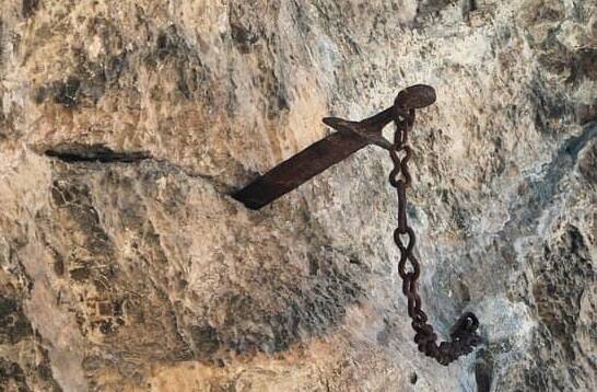 Comme Excalibur: une &eacute;p&eacute;e m&eacute;di&eacute;vale log&eacute;e dans la pierre depuis des si&egrave;cles vol&eacute;e en France