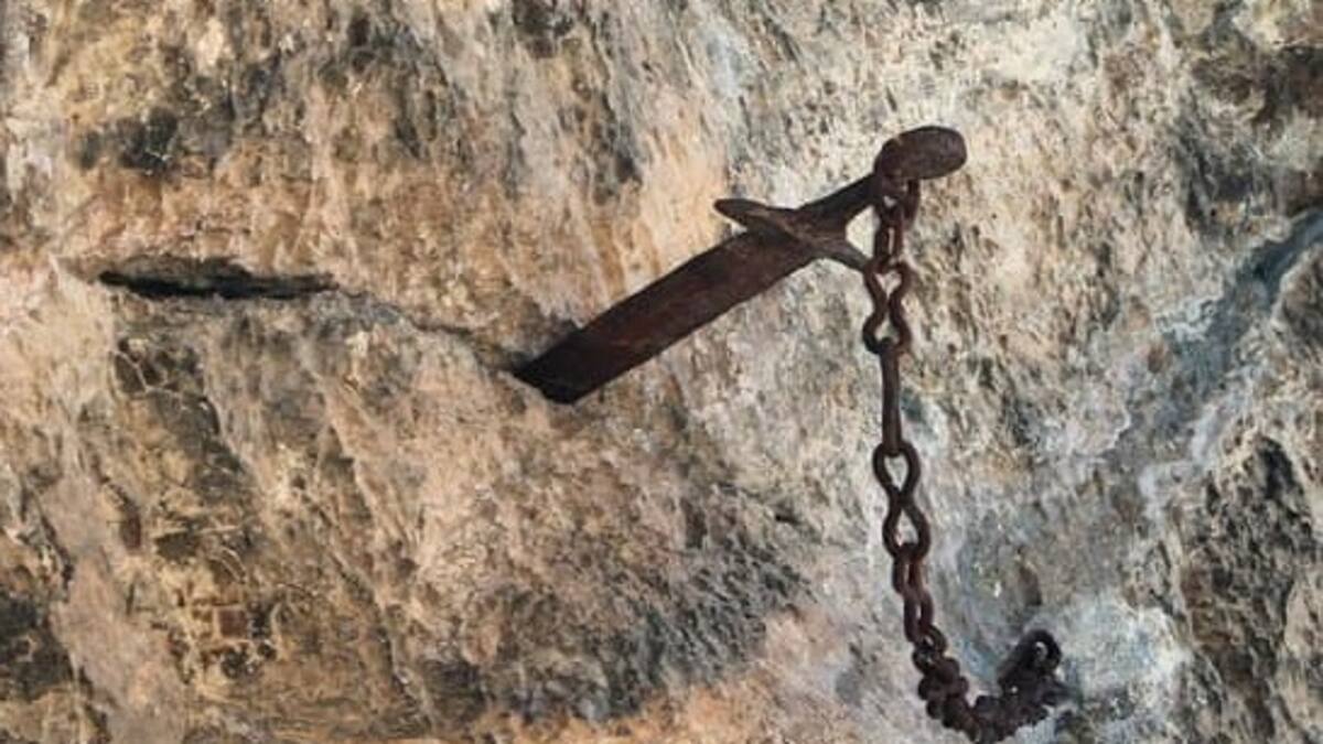 Comme Excalibur: une épée médiévale logée dans la pierre depuis des siècles volée en France