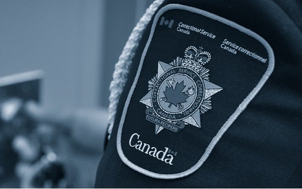 Deux agents correctionnels et une détenue meurent dans un accident de la route en Alberta