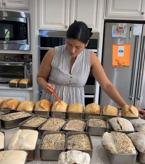 Une influenceuse suscite la pol&eacute;mique en pr&eacute;parant du pain dans un avion