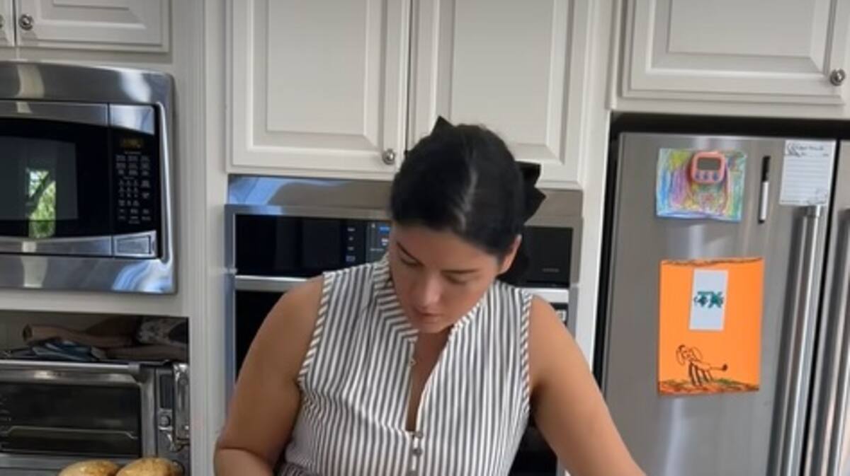 Une influenceuse suscite la polémique en préparant du pain dans un avion