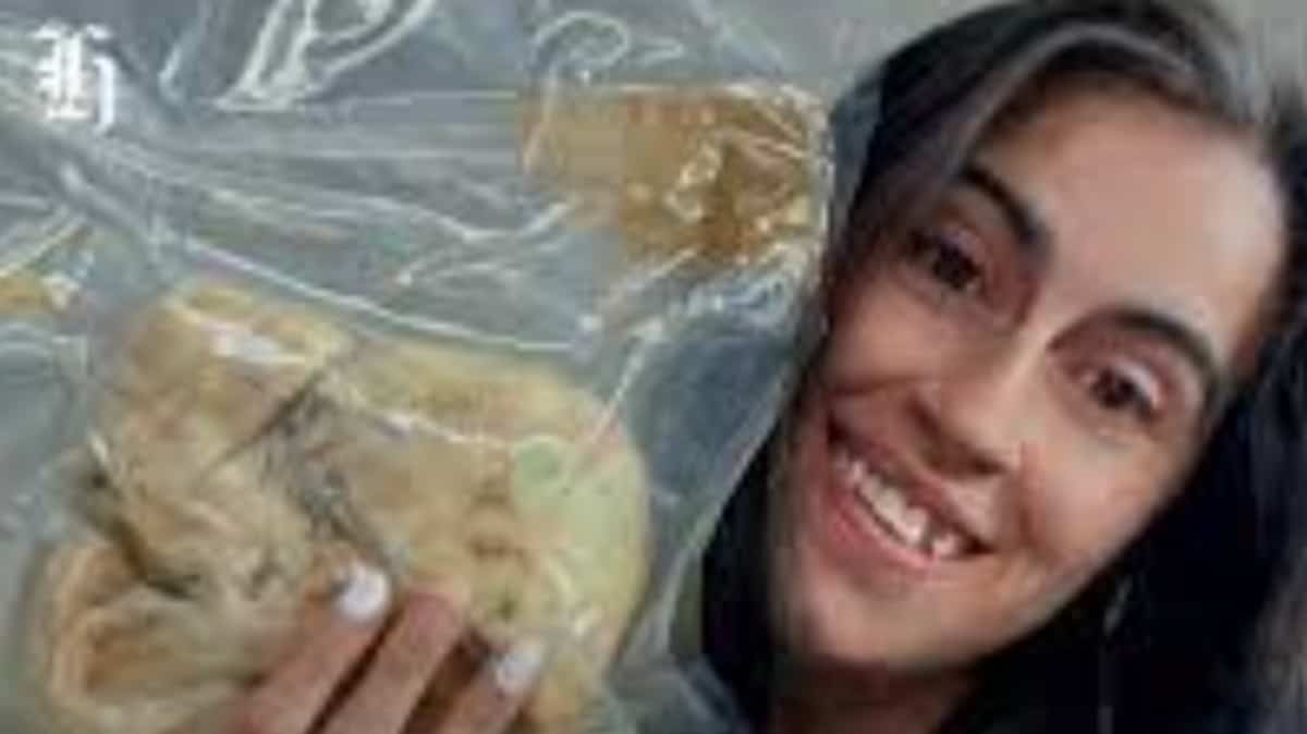 Elle voulait prendre l’avion avec son cœur emballé dans un sac en plastique