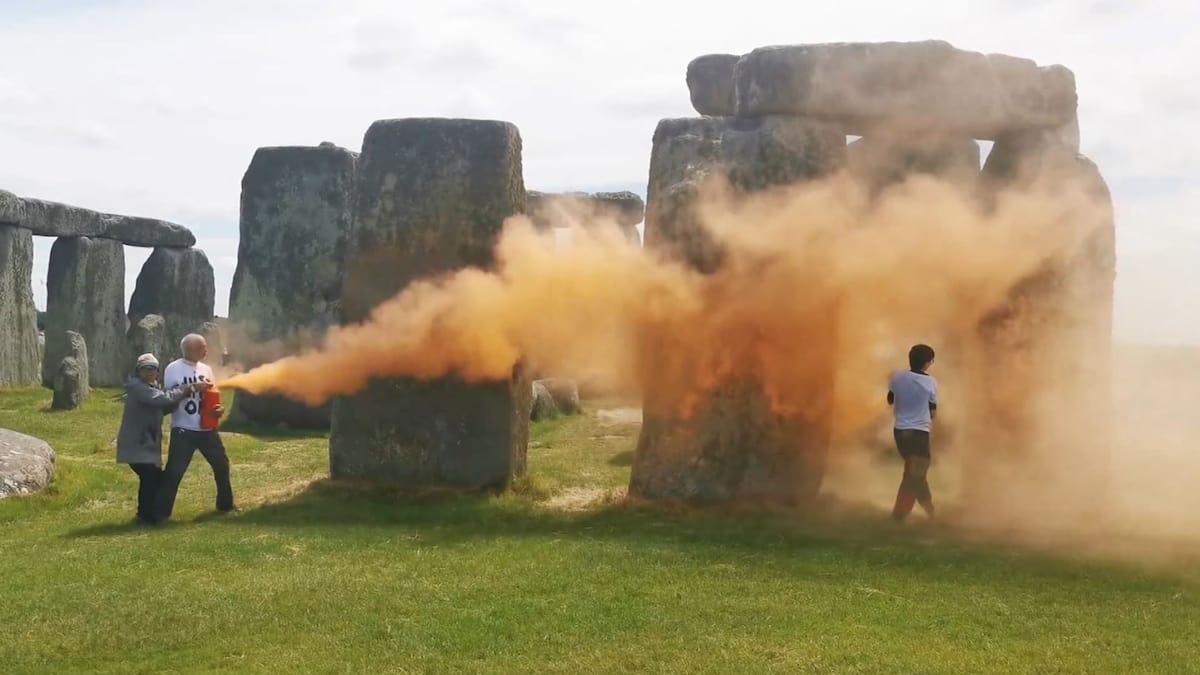 Deux écologistes arrêtés après avoir aspergé le site de Stonehenge de peinture