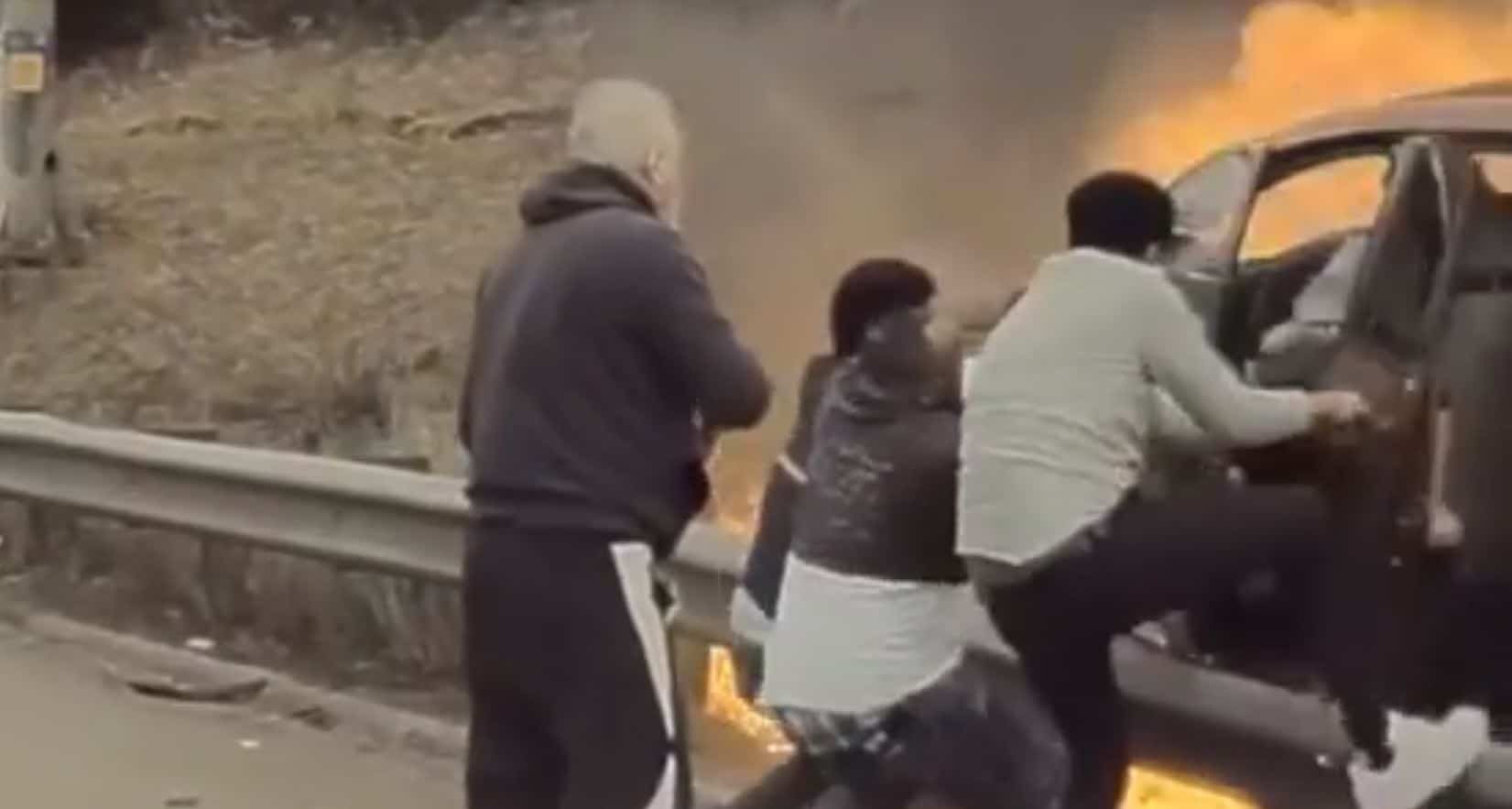 EN VID&Eacute;O | Des passants sauvent un conducteur prisonnier de sa voiture en feu