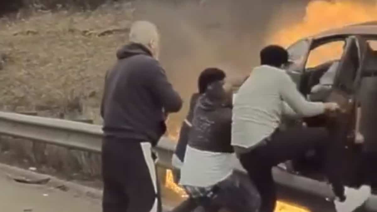 EN VIDÉO | Des passants sauvent un conducteur prisonnier de sa voiture en feu