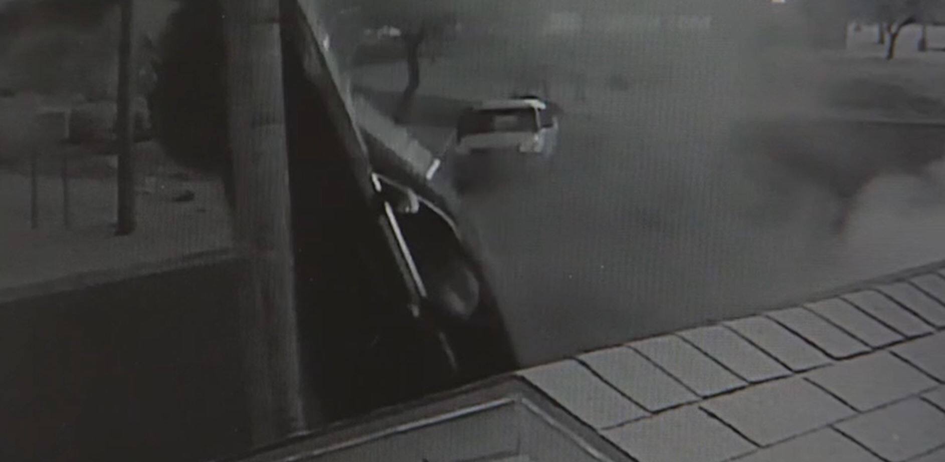 EN VID&Eacute;O | Une voiture fait un vol plan&eacute; et frappe de plein fouet un poteau