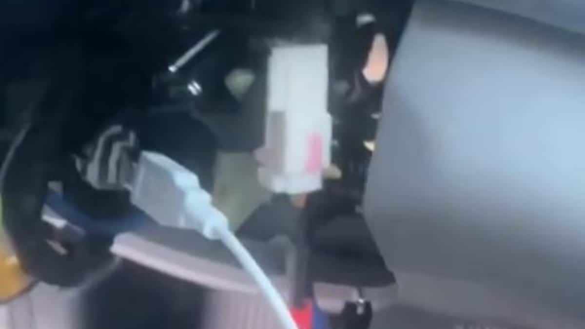 Voler un véhicule à l'aide d'un fil USB, ce défi TikTok inquiétant