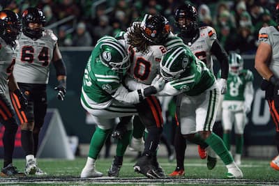 Os jogadores da linha defensiva dos Roughriders de Saskatchewan, Ali Saad e Malik Carney, bloquearam a rota do portador da bola James Butler, dos Leões da Colômbia-Britânia, no mesmo dia 8 de novembro de 2025, no final da disputa do Oeste em Regina. FOTO FOURNIE PAR LES ROUGHRIDERS DE LA SASKATCHEWAN