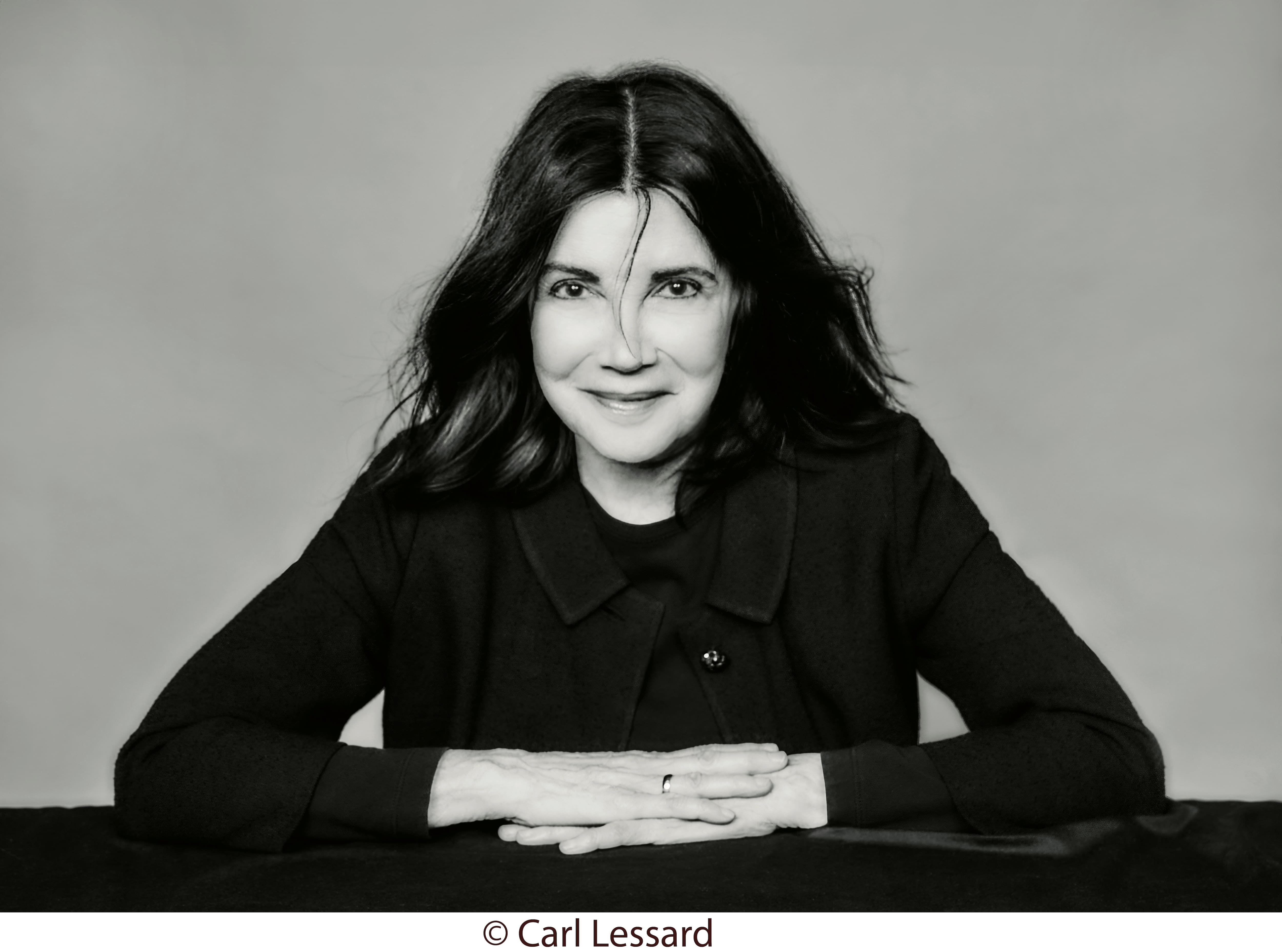 «Je suis quelqu’un qui a eu des malheurs, mais qui s’en sort» – Carole Laure s&rsquo;ouvre sur son adoption et la mort de sa mère dans son premier roman