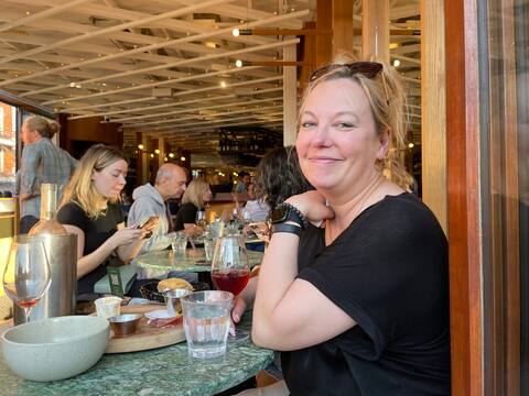 Caroline managed to find a bar, the Rouge gorge, which gave her a bit of sun, on Mont-Royal Avenue, late Saturday followingnoon.