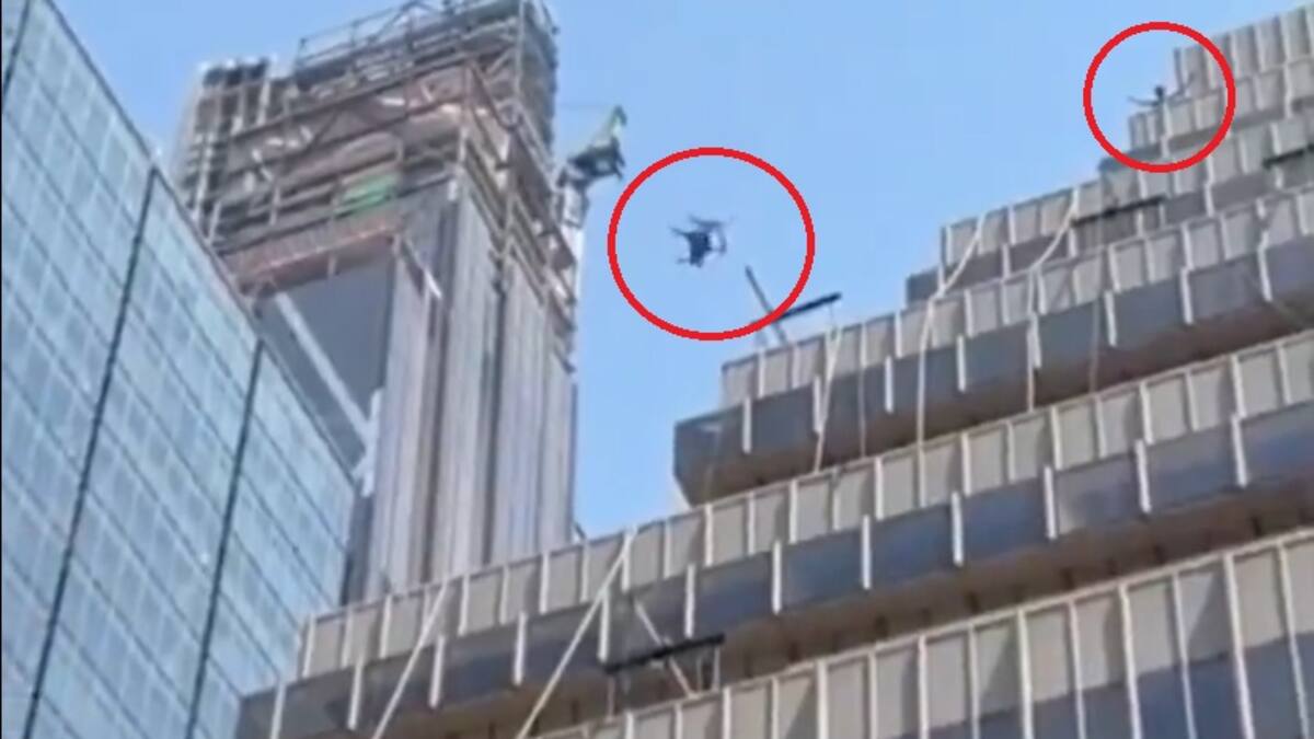 EN VIDÉO | Un individu lance une chaise en bois du haut d’un immeuble à plusieurs étages