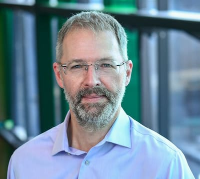 Las oficinas de la firma Cape Cove estaban ubicadas en este edificio del bulevar Henri-Bourassa, en Montreal. Recuadro: asesor financiero Dany Bergeron (arriba) y Robert Audet, ex director ejecutivo de Cape Cove.