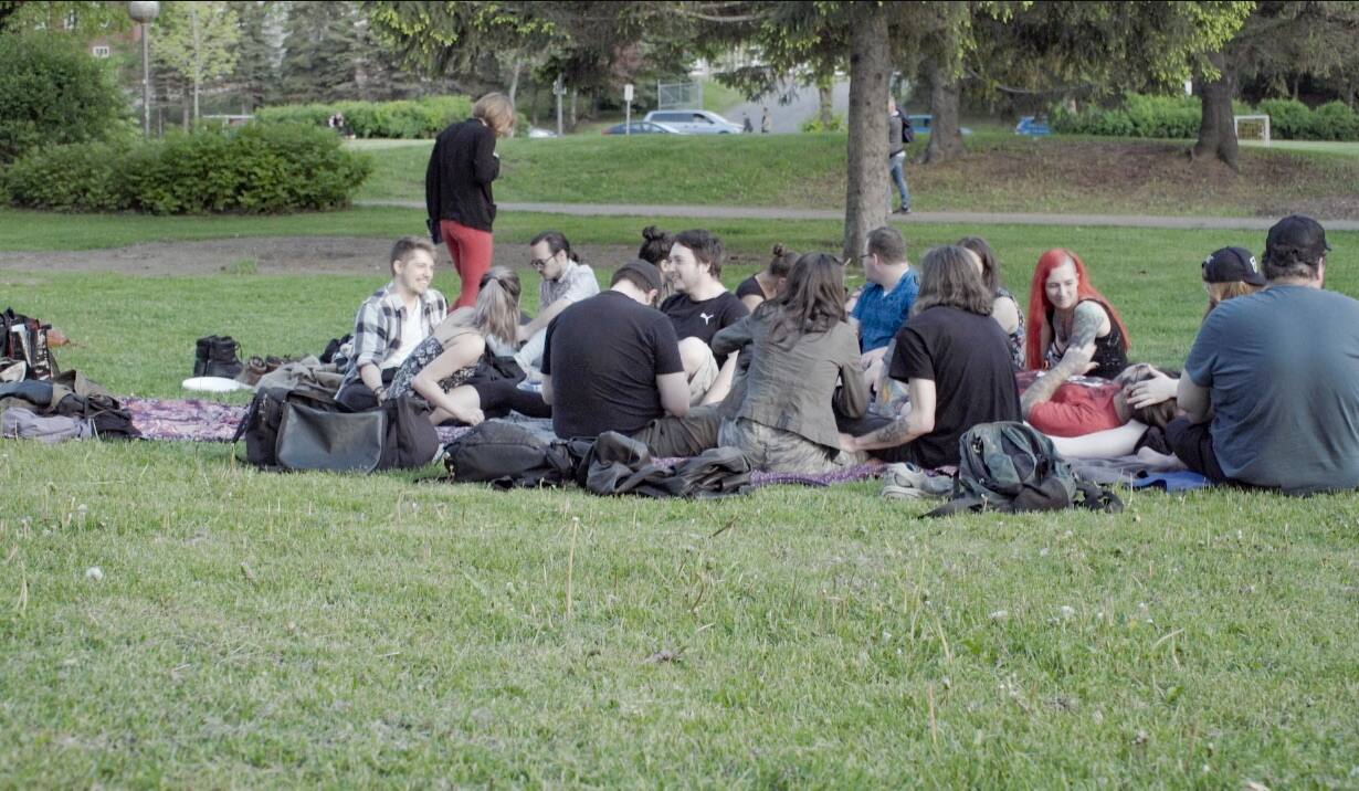 Aimer plus d’une personne à la fois des polyamoureux nous expliquent comment ils vivent leurs