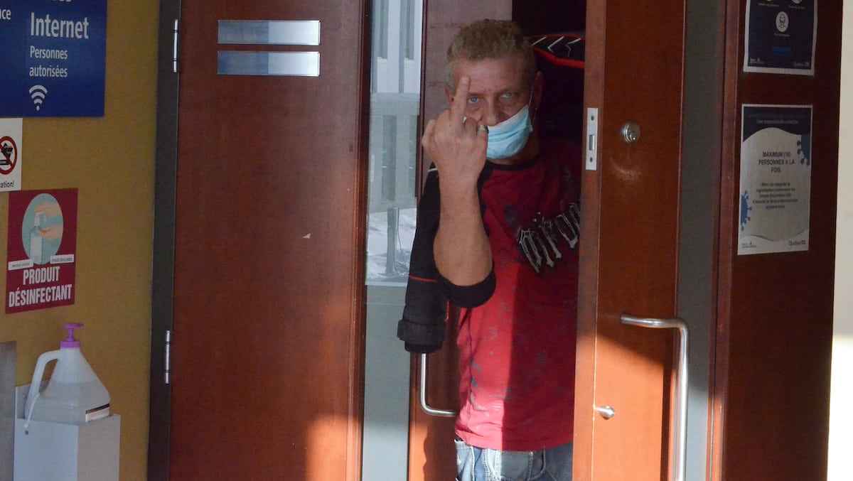 Un complotiste déclaré coupable d’avoir menacé de mort Legault