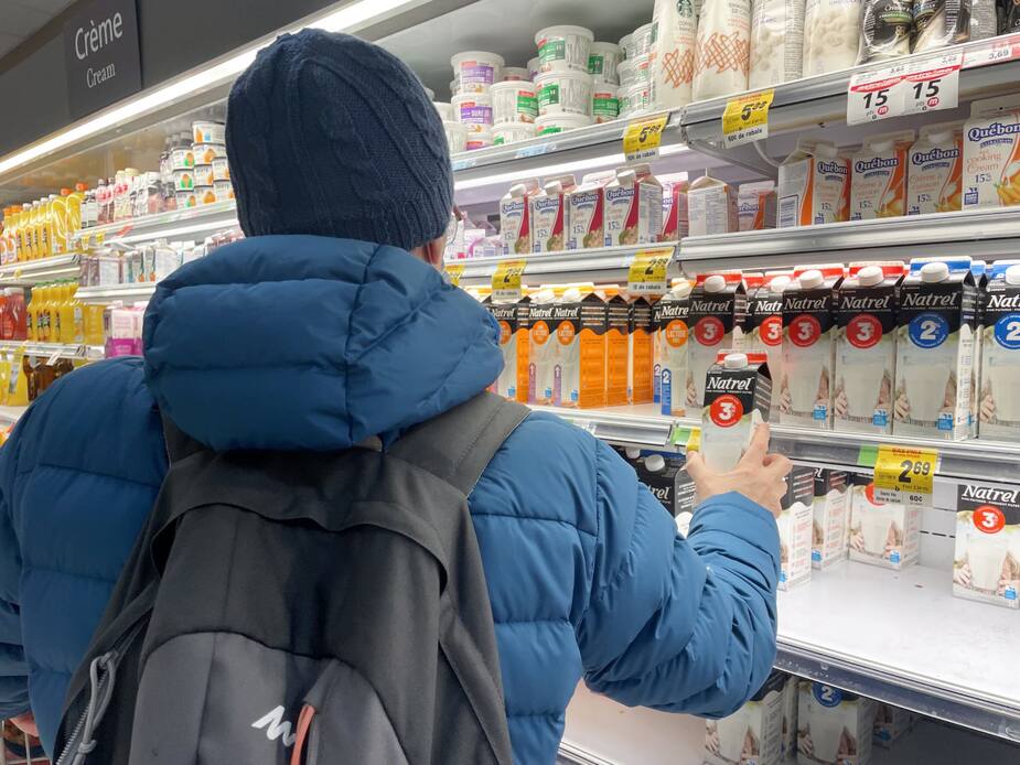 Un client dans l’allée des produits laitiers d’un supermarché Metro de la rue Laurier, dans la métropole québécoise, hier matin.
