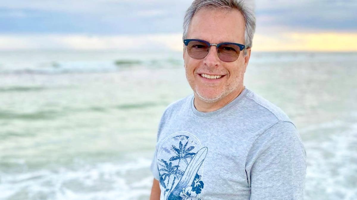 Un courtier immobilier qui a la côte ouest dans la peau