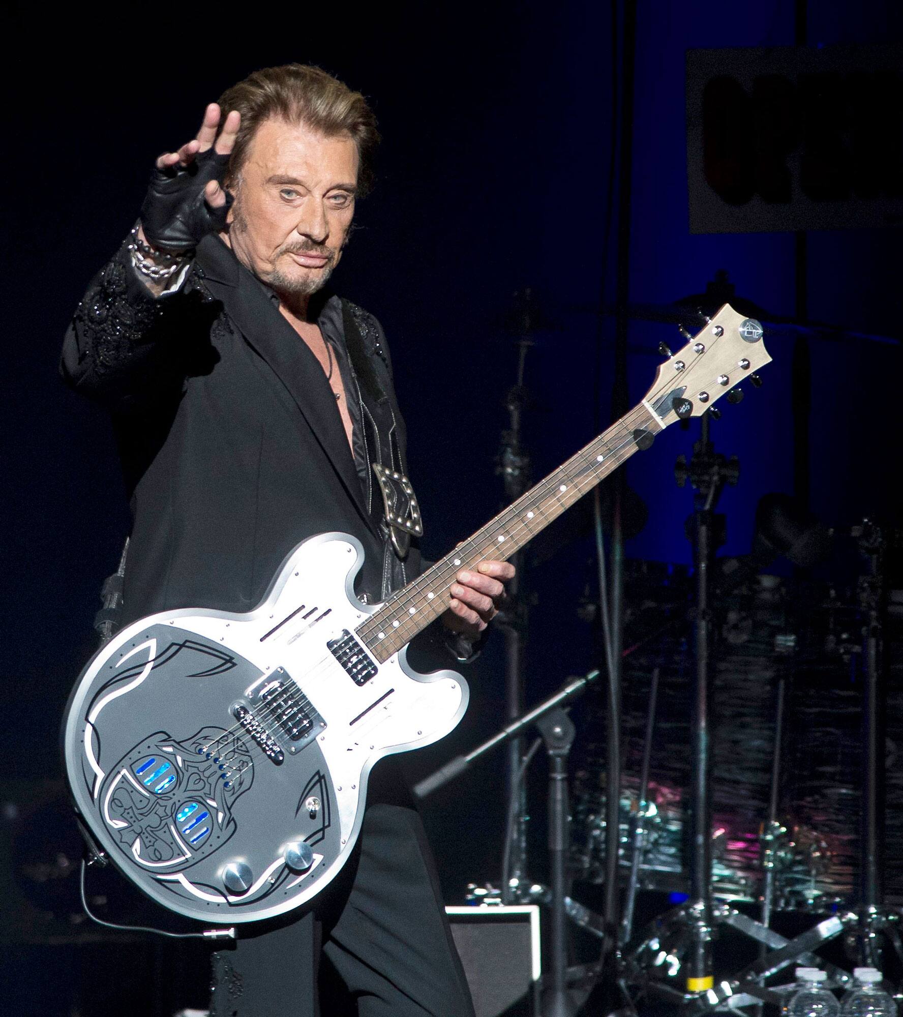 Fumeur inv&eacute;t&eacute;r&eacute; et toxicomane, la l&eacute;gende du rock fran&ccedil;ais Johnny Hallyday avait un comportement autodestructeur, r&eacute;v&egrave;le cette biographie non autoris&eacute;e