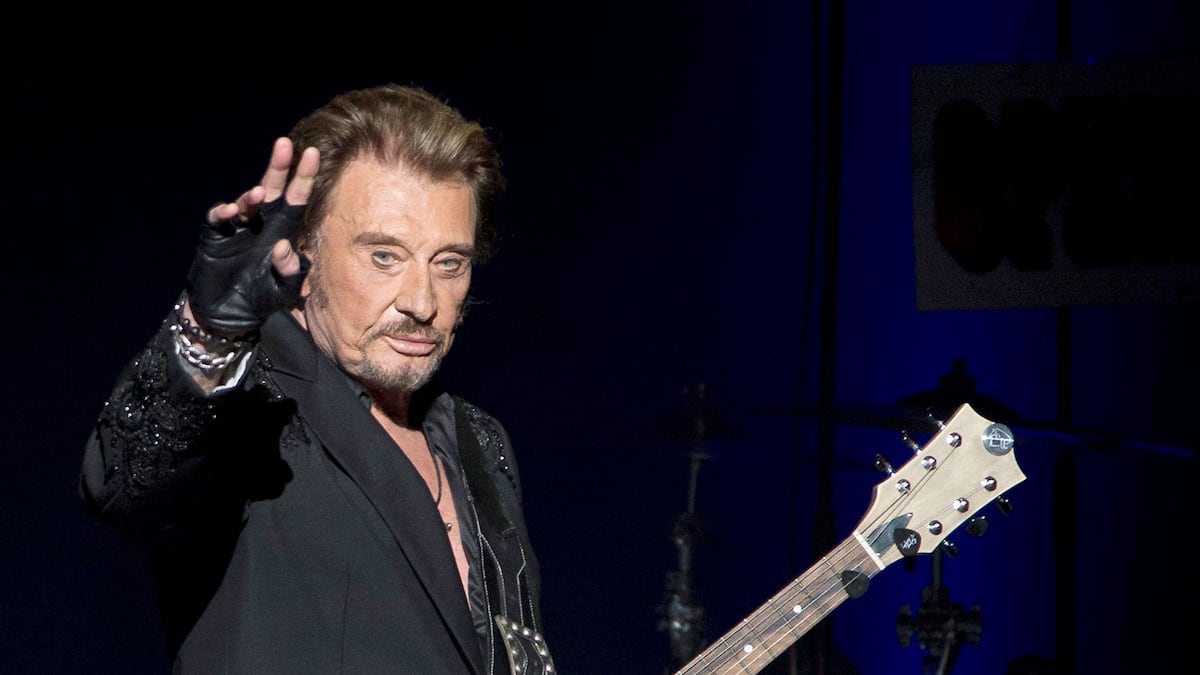 Fumeur invétéré et toxicomane, la légende du rock français Johnny Hallyday avait un comportement autodestructeur, révèle cette biographie non autorisée
