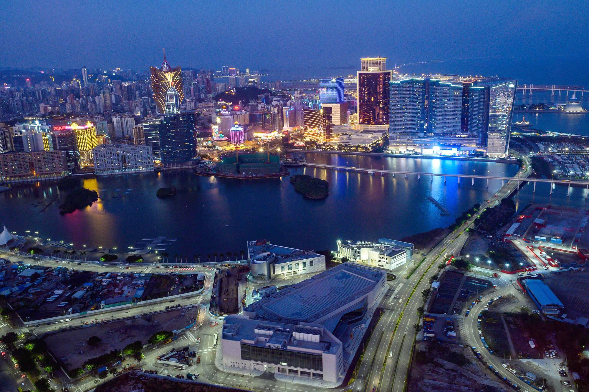 We start isolating ourselves again to face the 7th wave