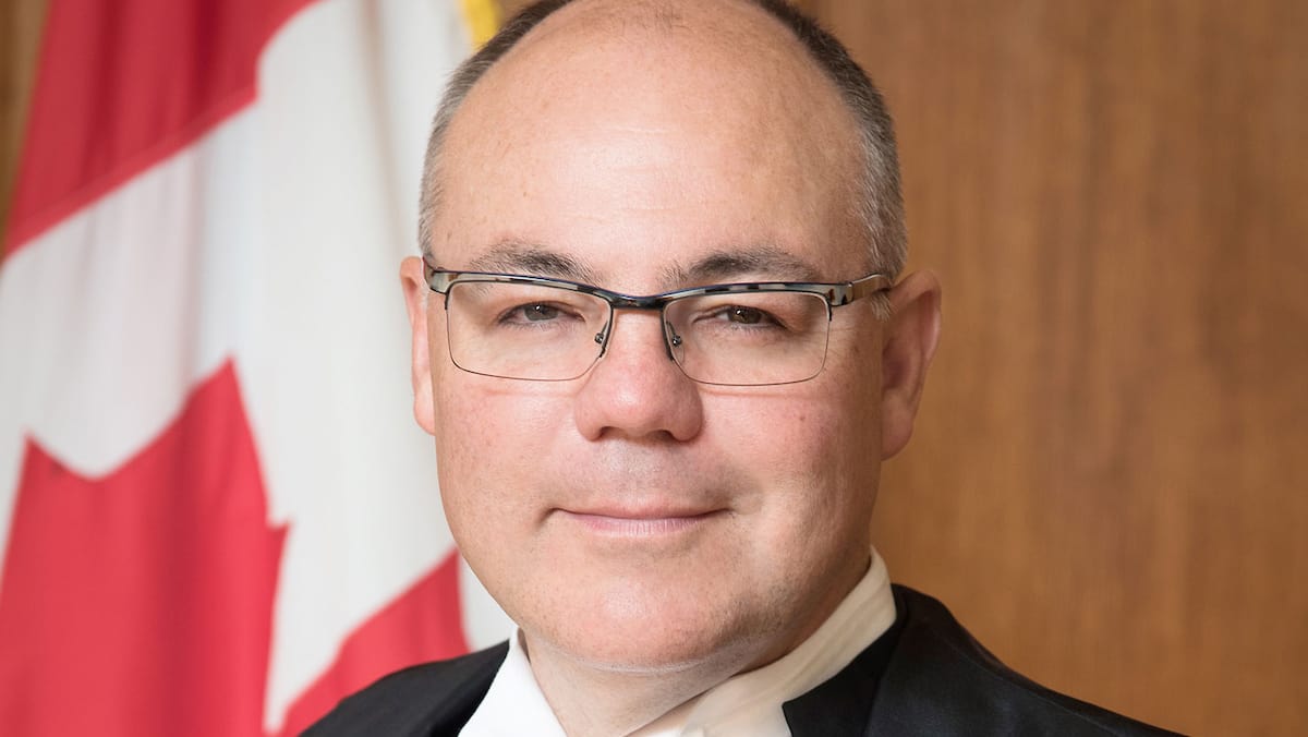 Un juge de la Cour suprême suspendu après le dépôt d’une plainte TVA