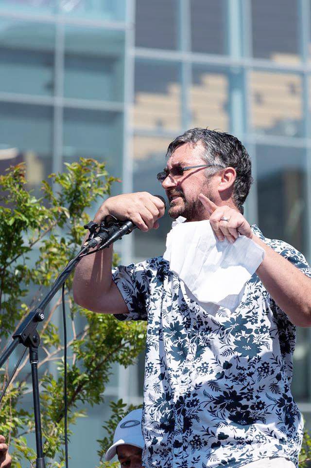 Complotiste: un &laquo;danger&raquo; pour la protection du public