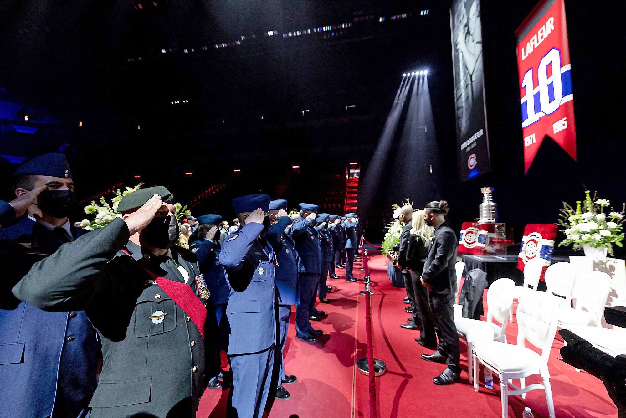 Chapelle ardente de Guy Lafleur: tout le Qu&eacute;bec &eacute;branl&eacute; et &eacute;mu par le D&eacute;mon blond