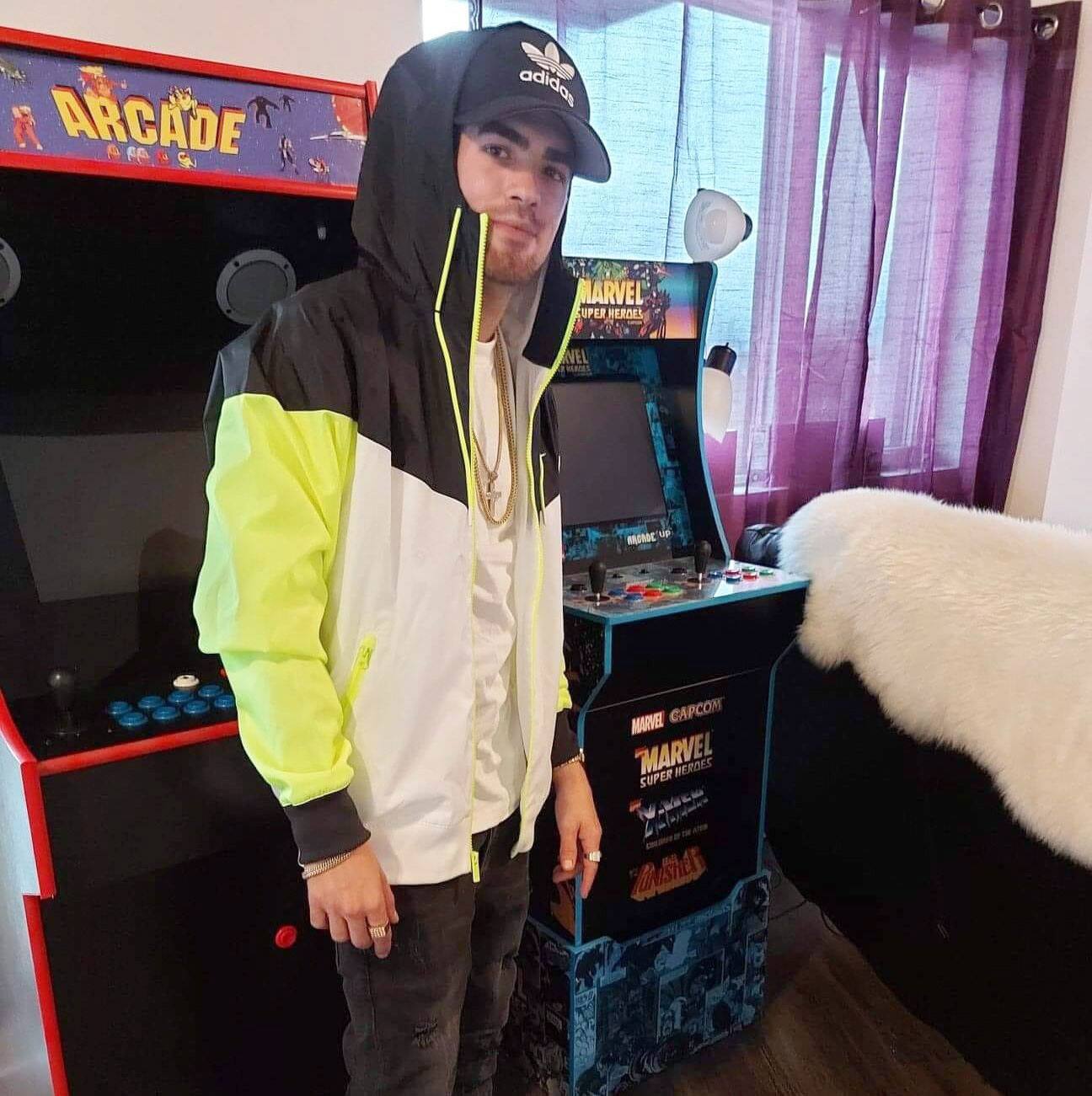 Il sort de prison et poignarde son ex