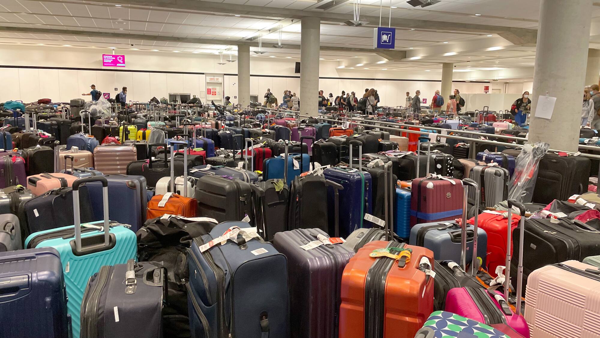 Chaos dans les a&eacute;roports: des agentes de bord vivent un v&eacute;ritable calvaire en vol