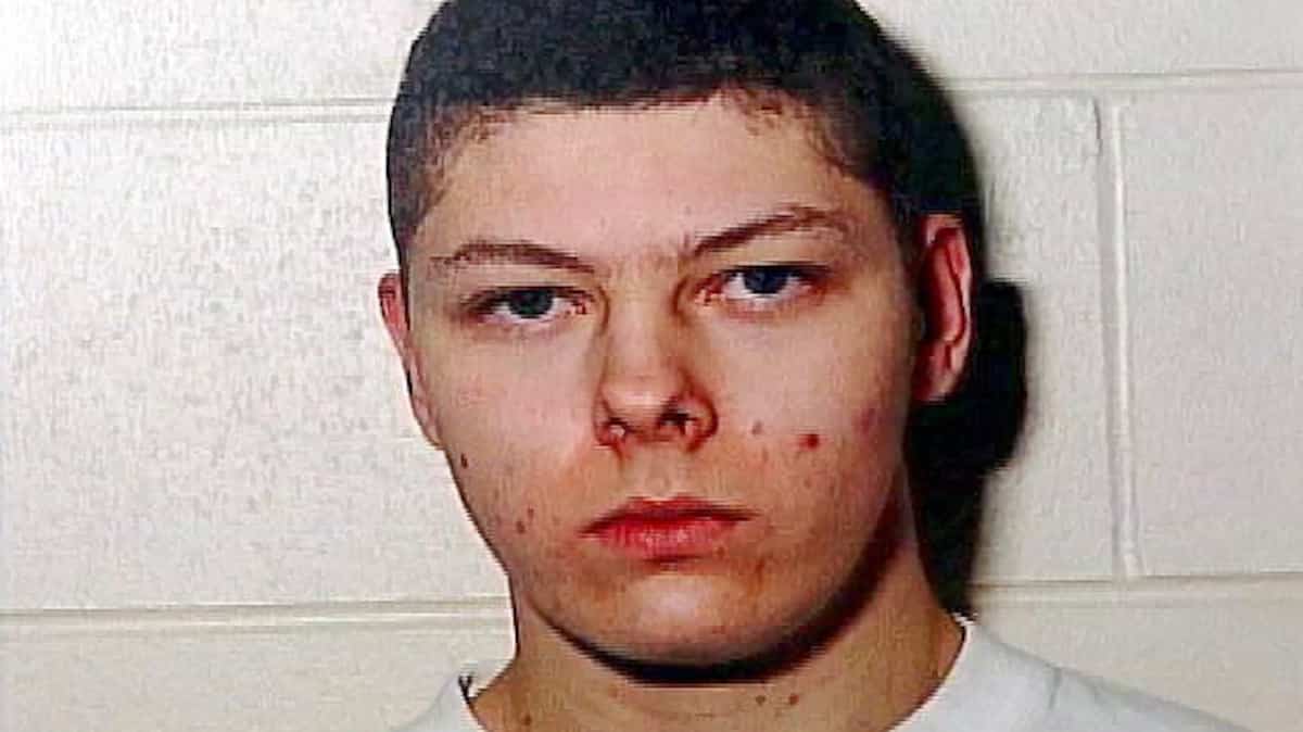 20 ans après avoir assassiné une adolescente, il peut sortir de prison cinq fois par semaine