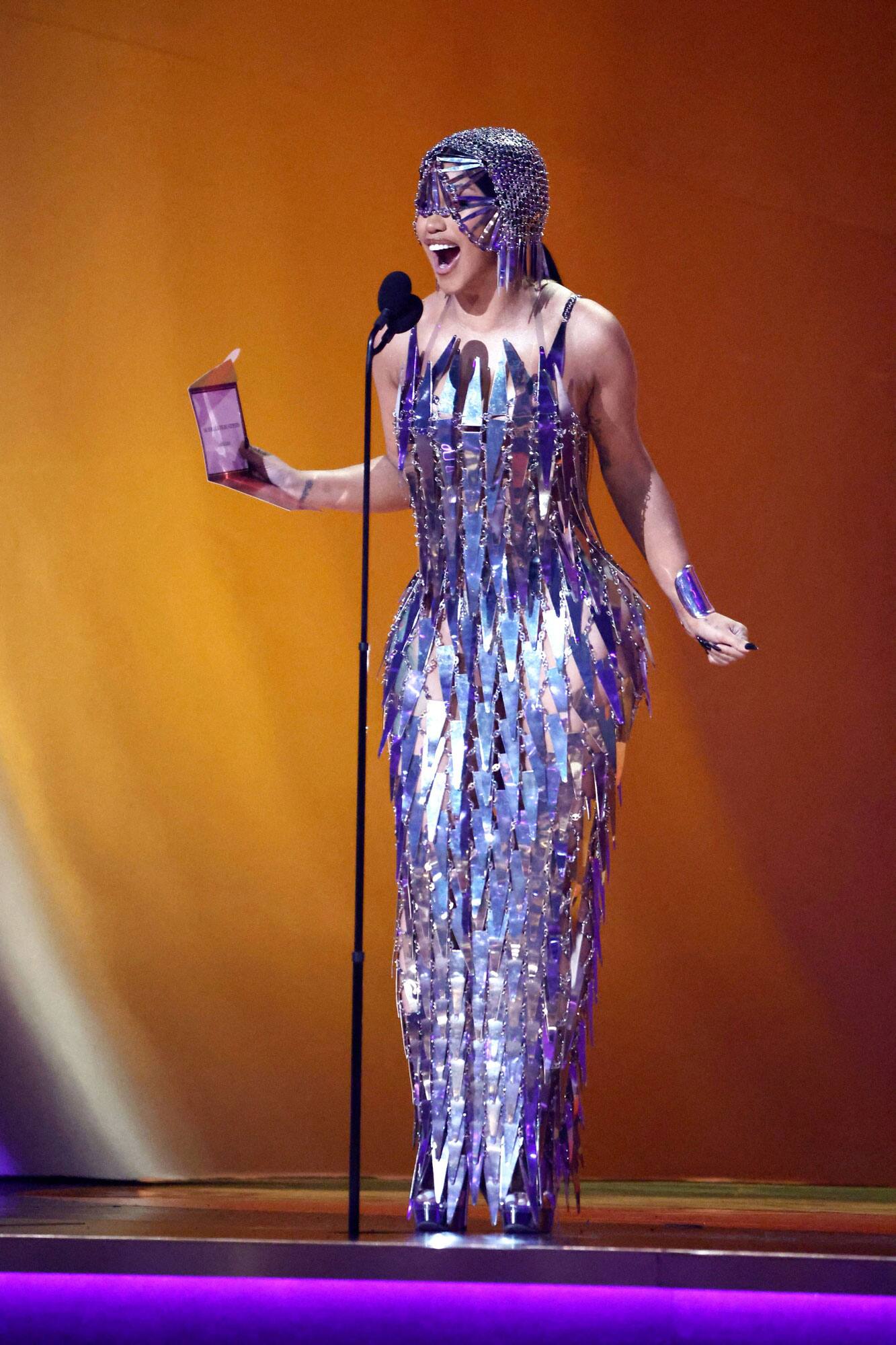 Beyonce, Cher et Cardi B portent avec élégance les tenues osées de Paco ...
