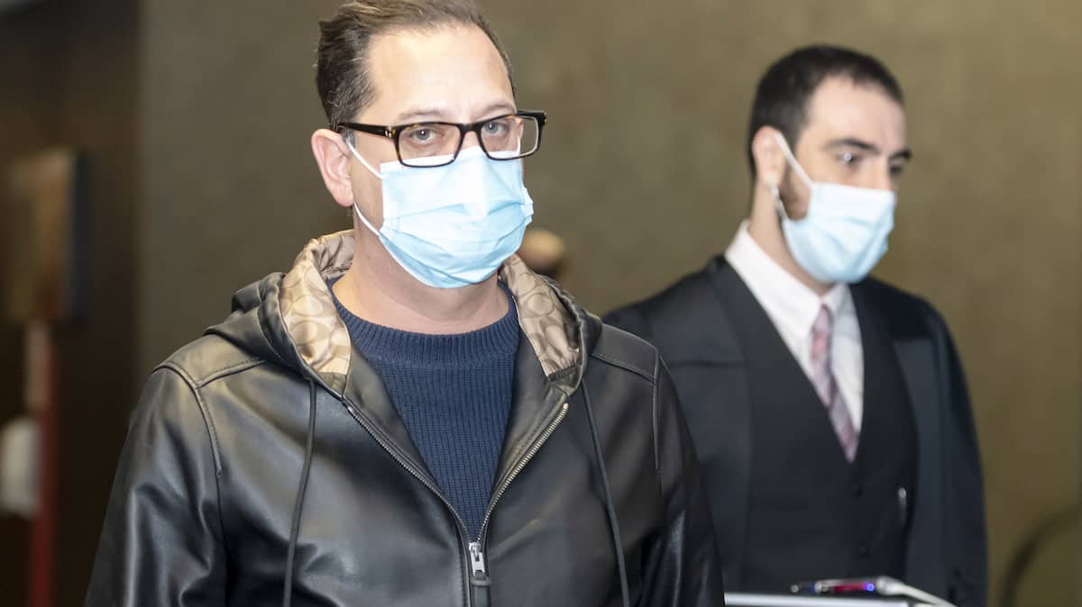 Forcé de témoigner à la cour toute la nuit