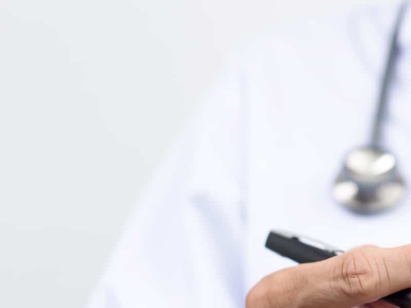 « On mempêche de faire ce que je veux »: Santé Québec refuserait que ce médecin retraité fasse de la télémédecine au privé