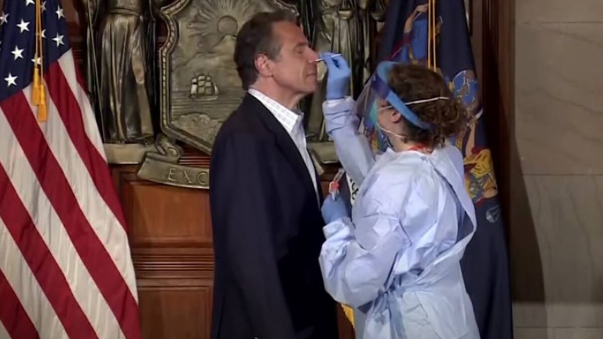 Le gouverneur de New York se fait dépister face aux caméras TVA Nouvelles